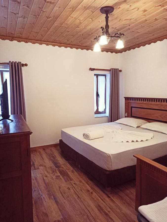 Hotel Praga Gjirokaster Bagian luar foto