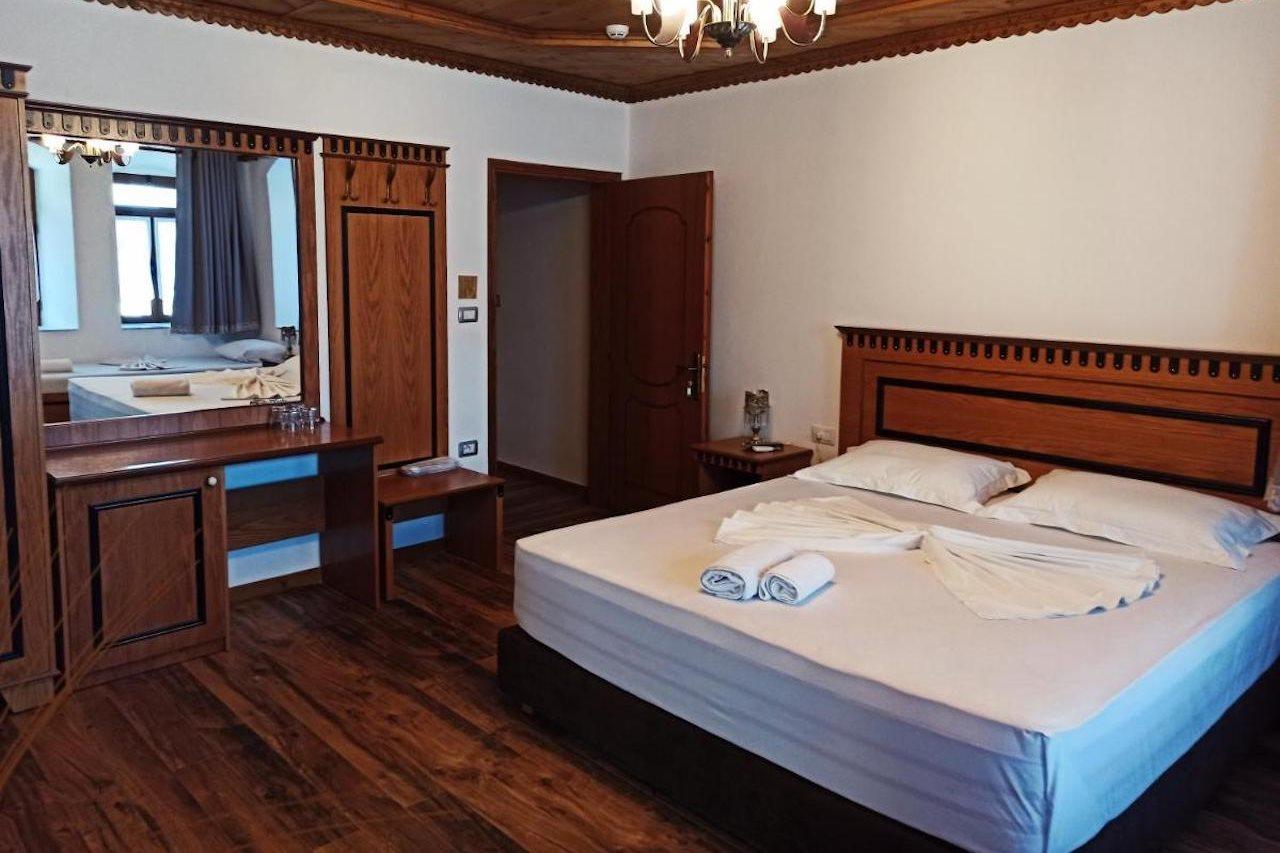 Hotel Praga Gjirokaster Bagian luar foto