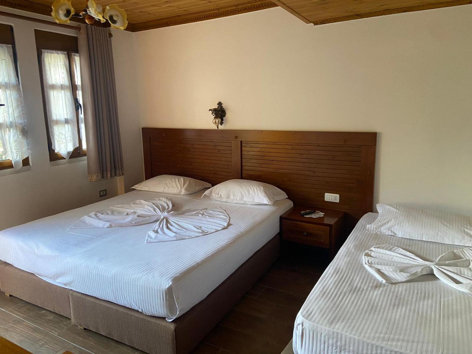 Hotel Praga Gjirokaster Bagian luar foto