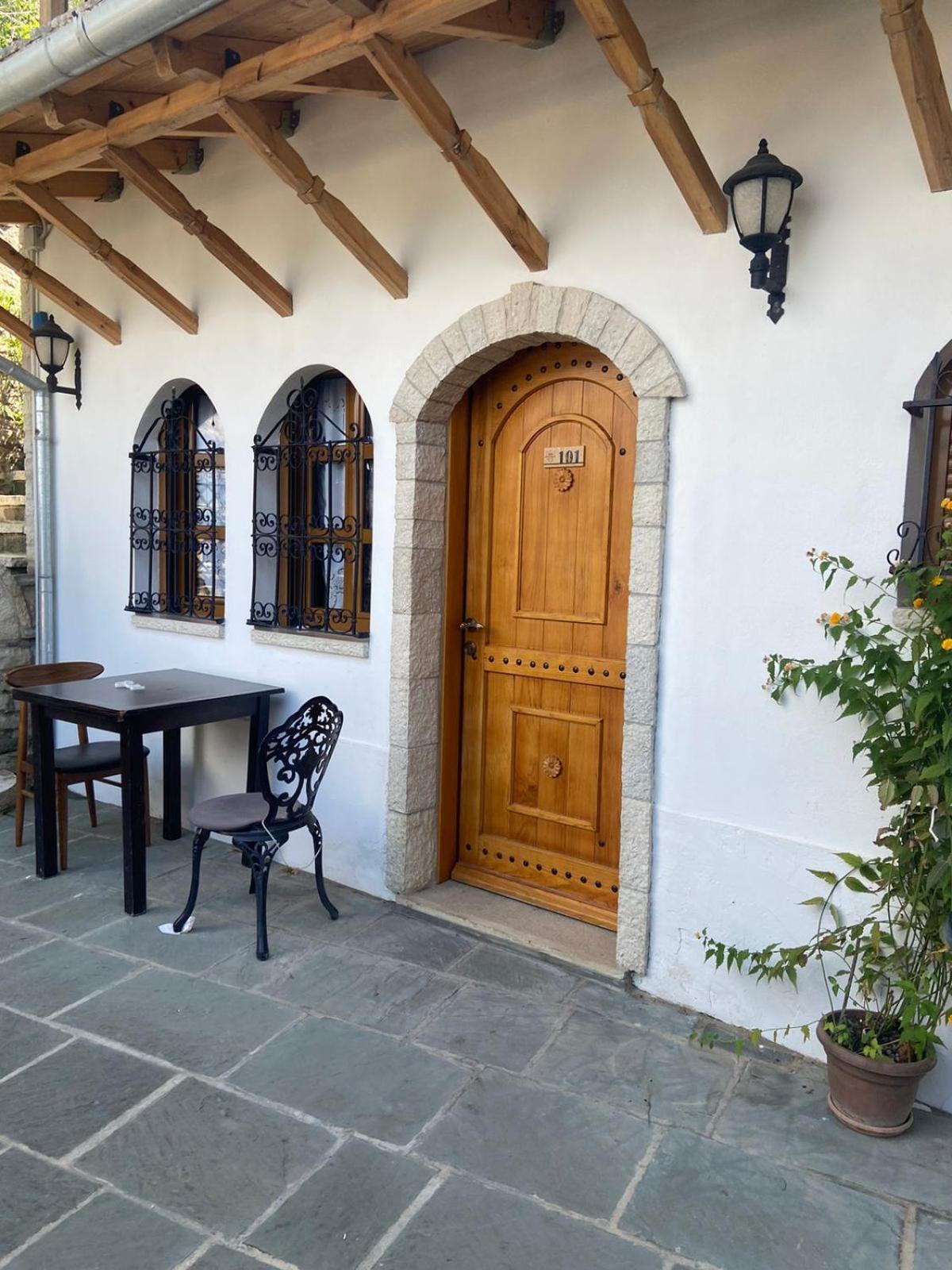 Hotel Praga Gjirokaster Bagian luar foto